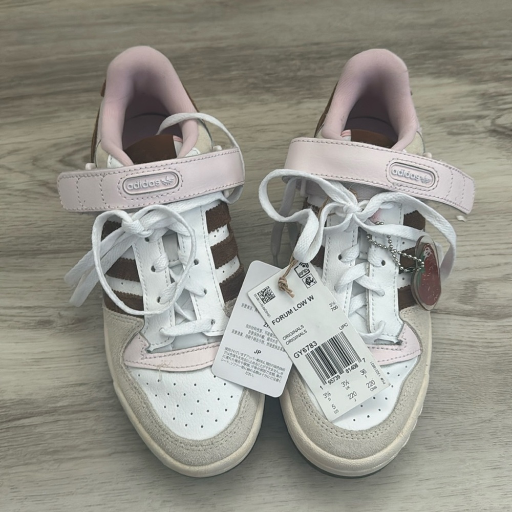 Adidas sneaker size 5 strawberry